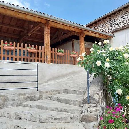 Dom wakacyjny Ferme Du Xixe Siecle Avec Cour Fermee Et Terrasse, Proche Des Gorges De La Loire Et Du Puy-en-velay - Fr-1-582-187
